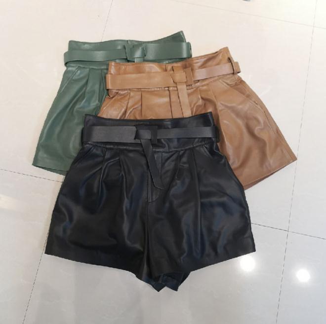 Angela - Trendy Frauen Leder Shorts
